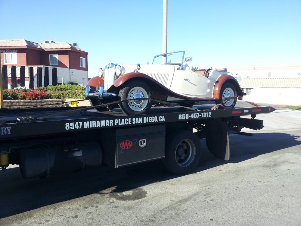 An image of a vehicle recovery service in San Diego
